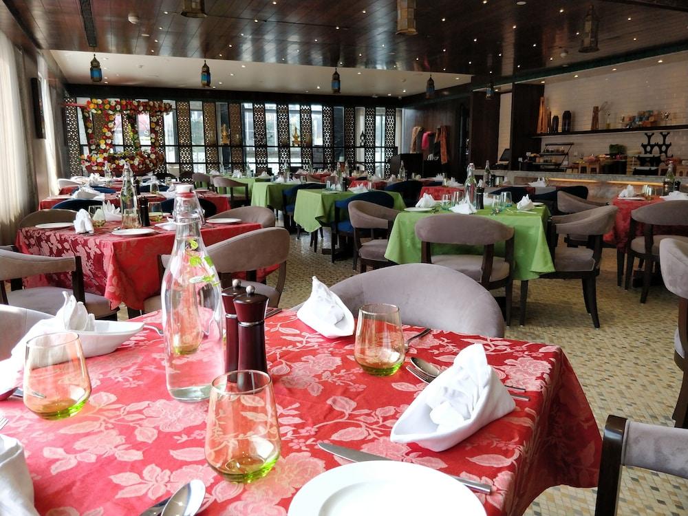 Radisson Lucknow City Center Екстер'єр фото