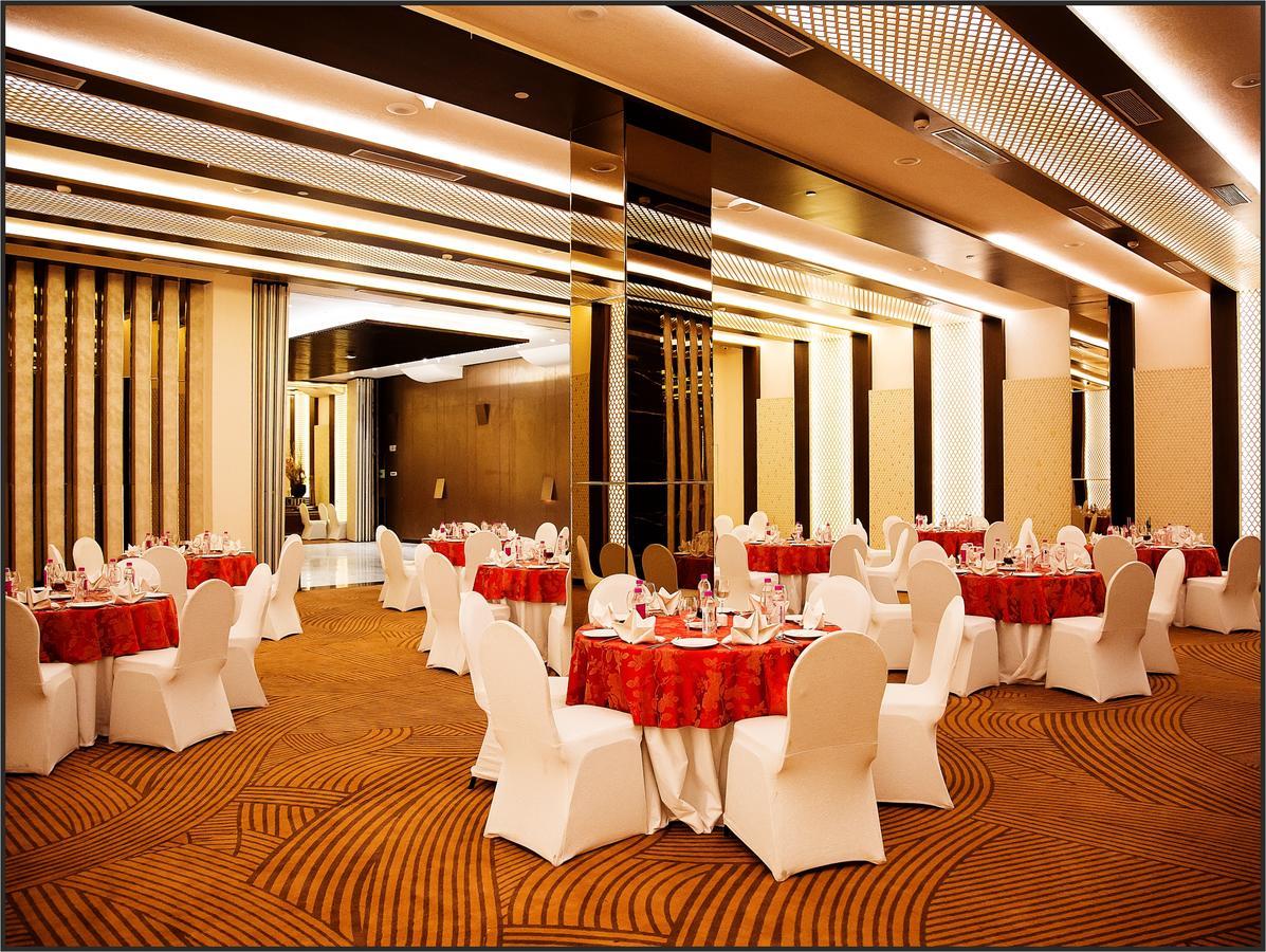 Radisson Lucknow City Center Екстер'єр фото