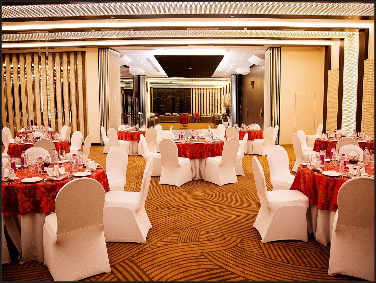 Radisson Lucknow City Center Екстер'єр фото